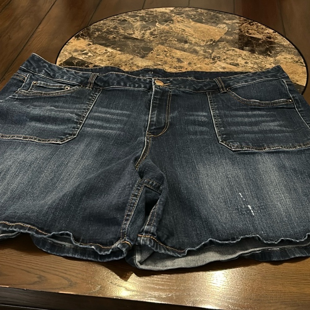 R | WOMENS | DENIM  SHORTS | Size 24
